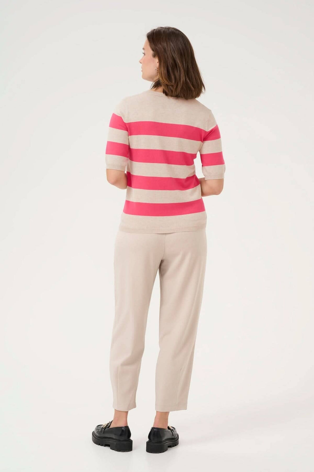 Chandail Lizza à manches courtes, motif ligné rose et beige, porté avec un pantalon casual.