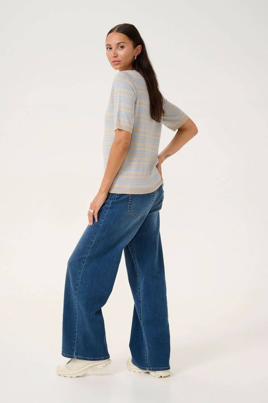 Modèle portant un chandail Lizza à rayures avec un jean décontracté, stylé et confortable.