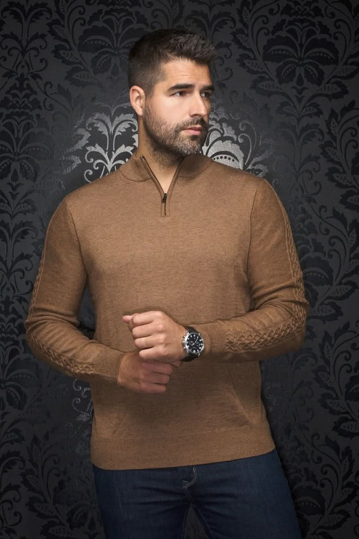 Homme portant un chandail Mesta en laine mérinos, col montant et fermeture éclair, style élégant et décontracté.