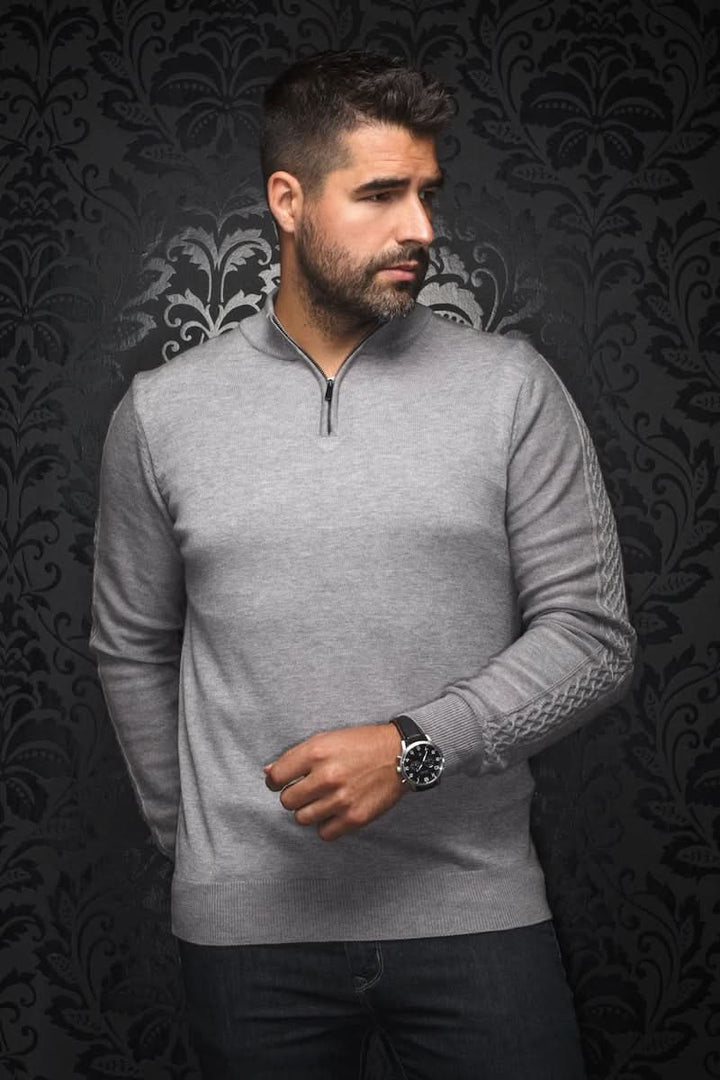 Homme portant un chandail gris en laine mérinos avec col montant et fermeture éclair, sur fond noir élégant.