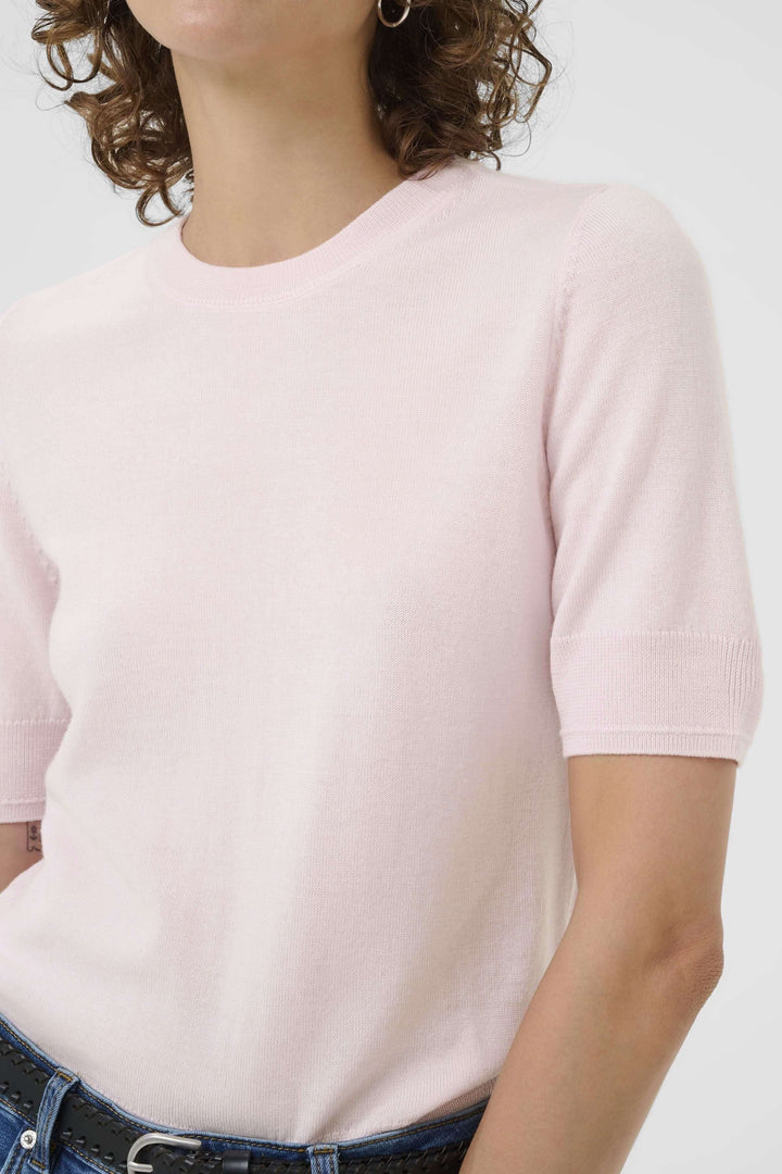 Chandail Natanya en tricot léger rose à manches courtes et encolure ronde, pour un style élégant et intemporel.