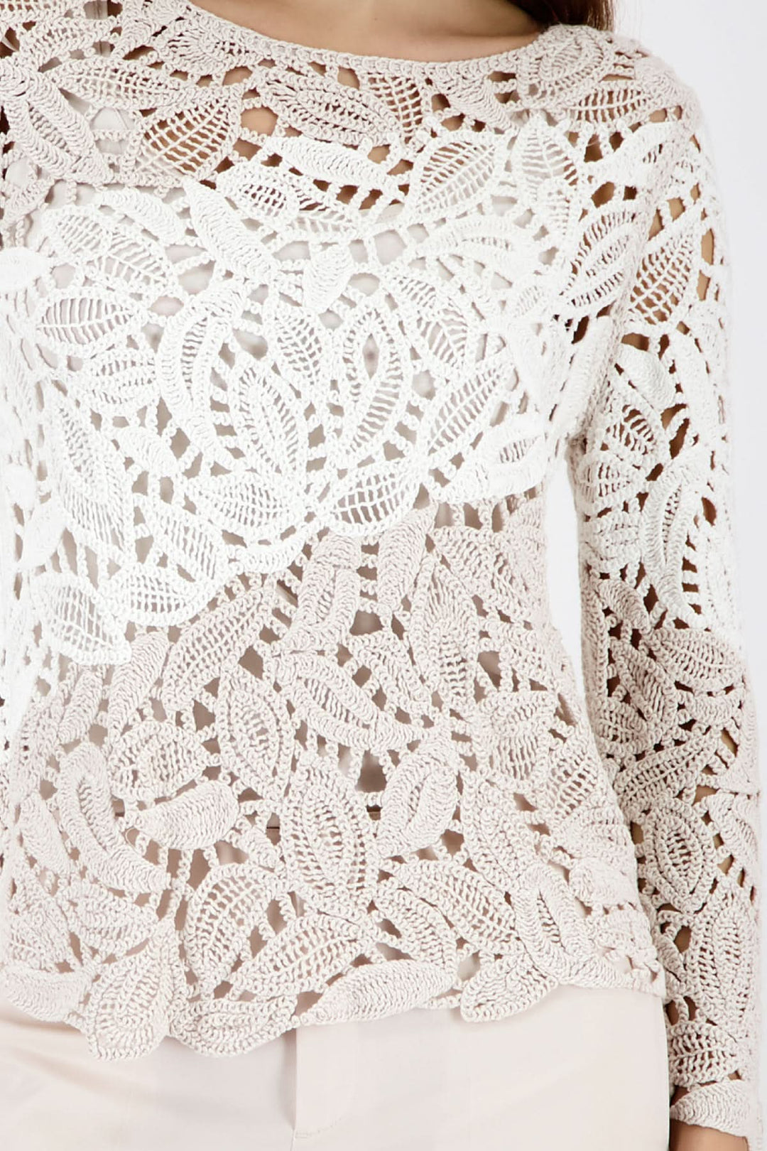 Chandail ajouré à motif géométrique en tricot blanc, style moderne et raffiné avec col rond.