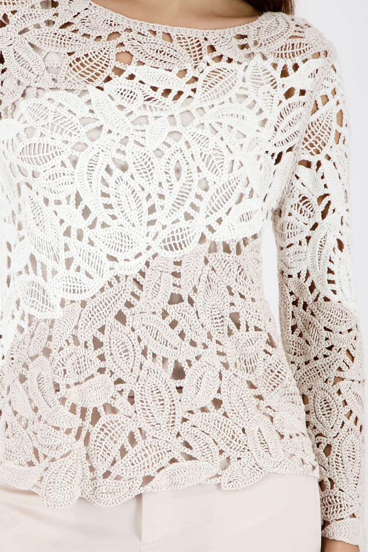 Chandail ajouré à motif géométrique en tricot blanc, style moderne et raffiné avec col rond.