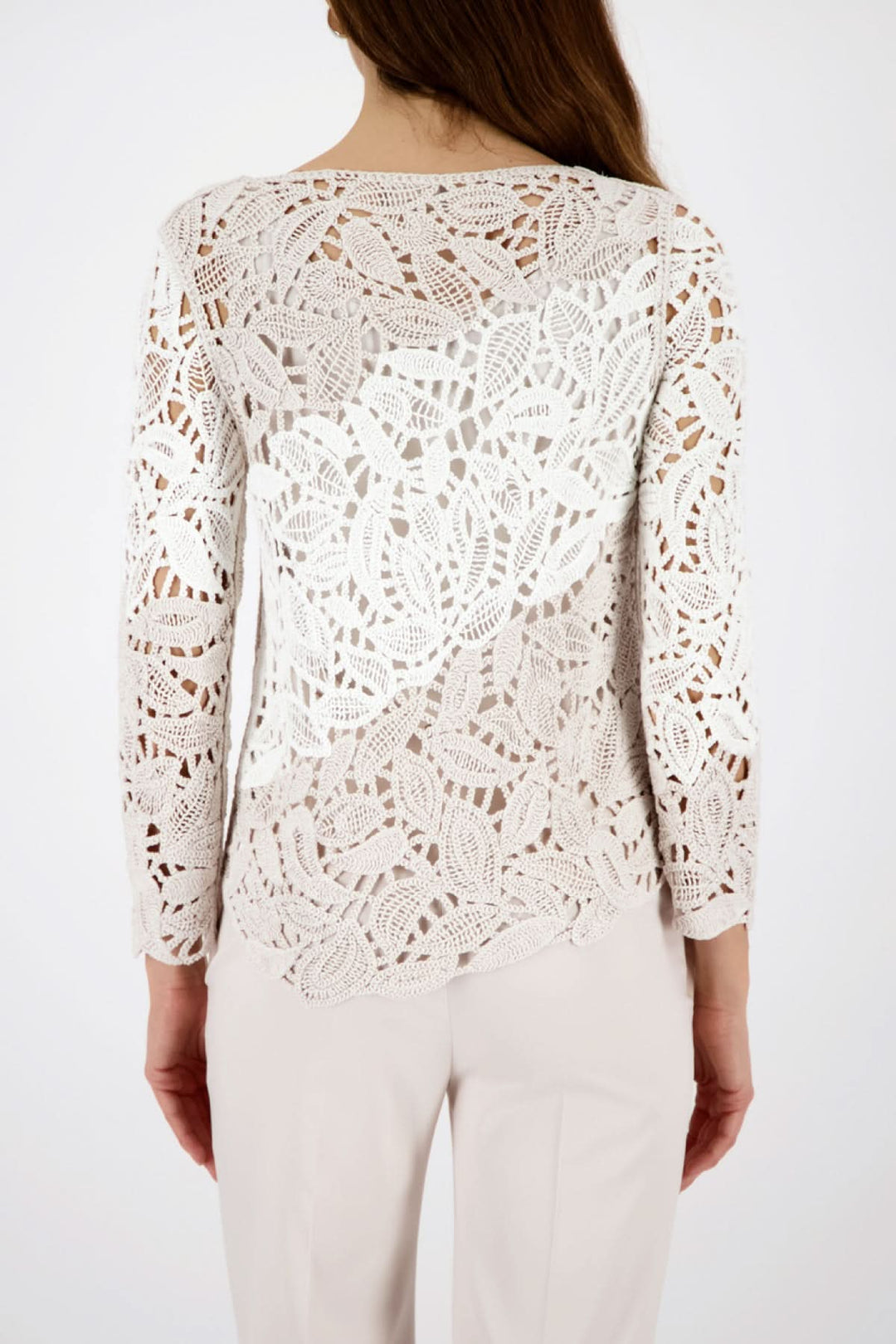 Chandail ajouré à motif géométrique en coton haute qualité, vue arrière, manches longues, parfait pour style moderne et intemporel.