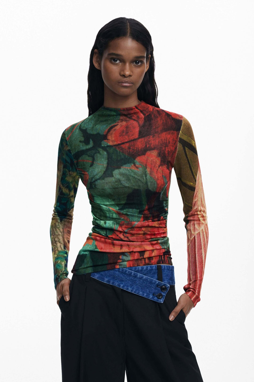 Femme portant un chandail ajusté à col montant avec imprimé floral automnal, fronces latérales, style contemporain.