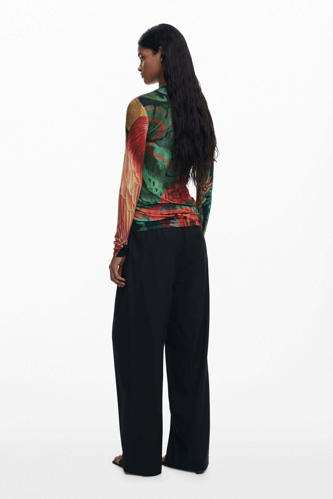 Chandail ajusté à col montant avec imprimé floral automnal, vue de dos, porté avec pantalon noir pour un look élégant.