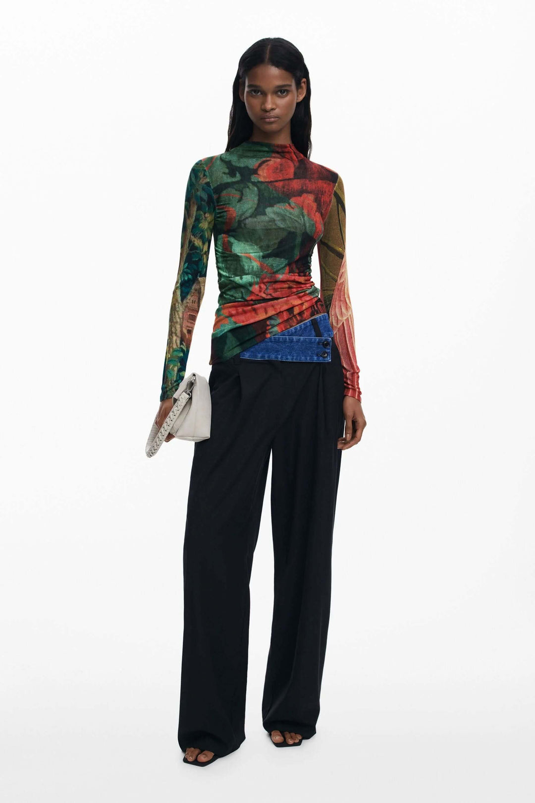 Chandail ajusté à imprimé floral automnal, design seconde peau et fronces latérales, porté avec un pantalon noir élégant.