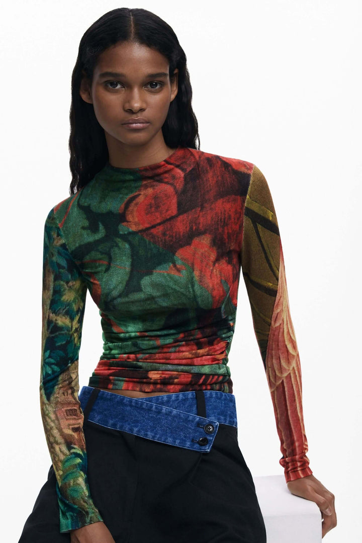 Chandail ajusté à col montant avec imprimé floral automnal, porté par un mannequin, idéal pour un look moderne et artistique.