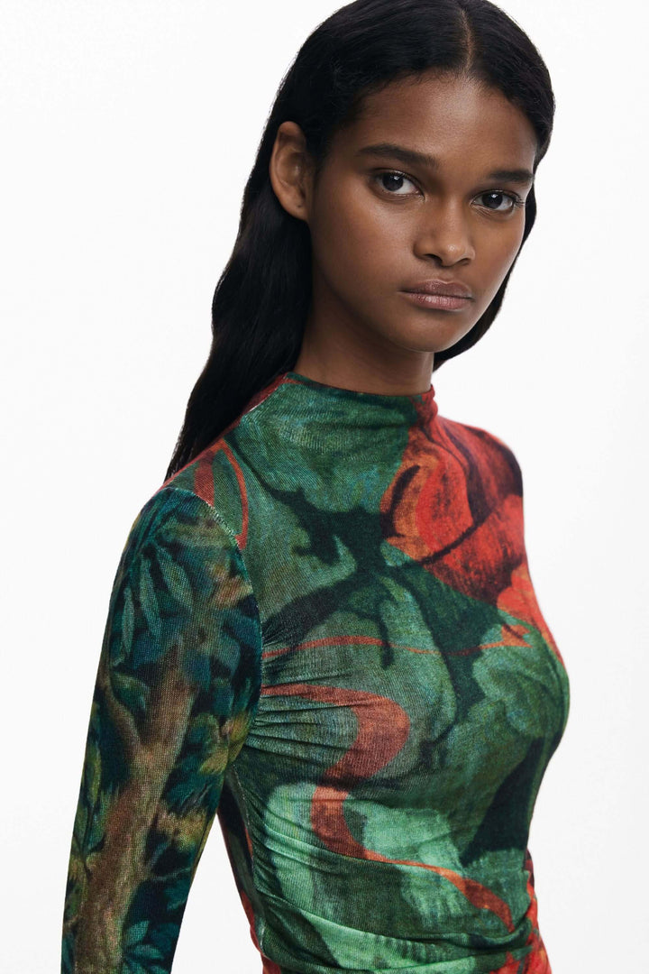 Chandail ajusté floral à col montant avec imprimé automnal vibrant sur modèle, style moderne et artistique.