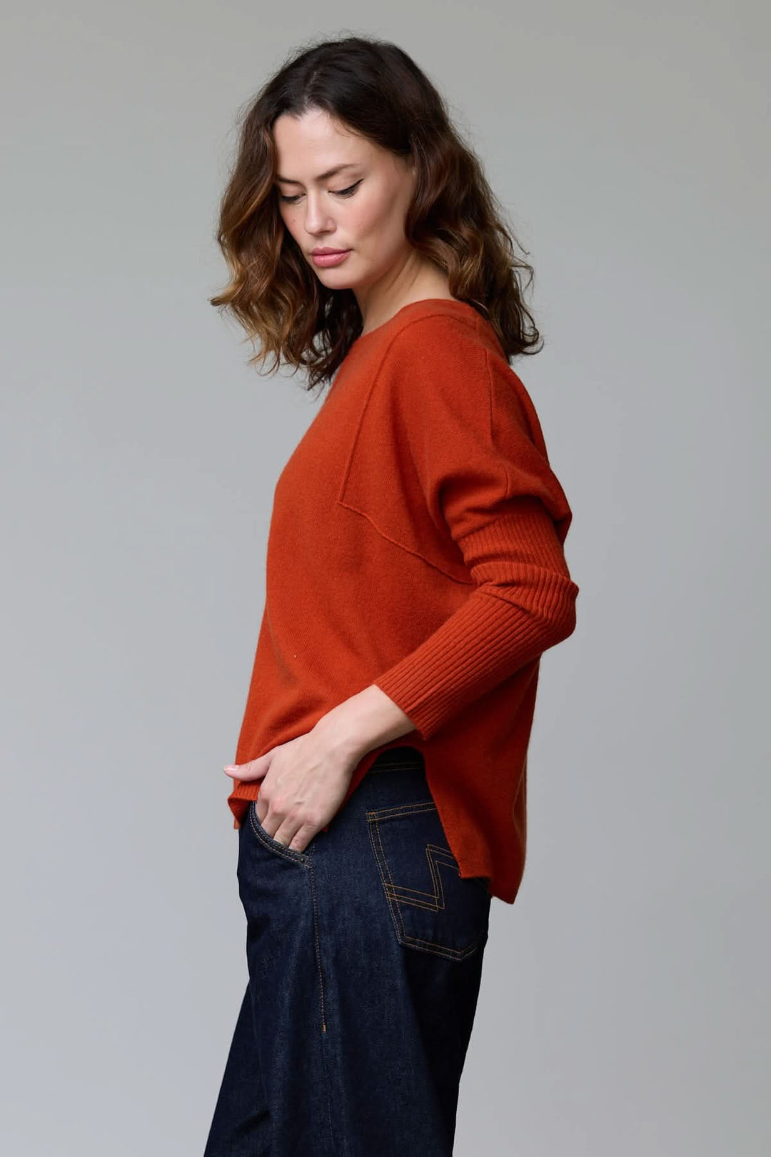 Chandail ample à col rond avec coutures apparentes et manches tombantes, parfait pour un look moderne et confortable d'automne.