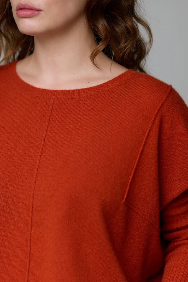 Chandail ample avec col rond en maille douce, coutures apparentes, manches tombantes, look moderne et décontracté pour l'automne.