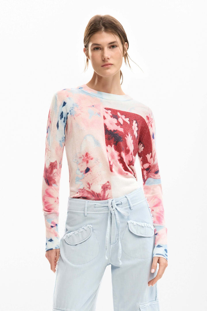 Femme portant un chandail avec collage artistique et coupe ajustée, parfait pour une garde-robe moderne et polyvalente.