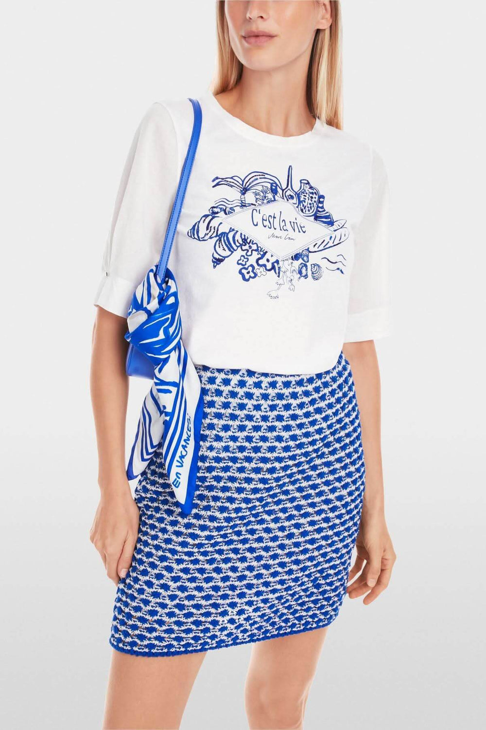 Chandail imprimé "C'est-la-vie" avec jupe bleue, élégant et estival, parfait pour un look féminin.