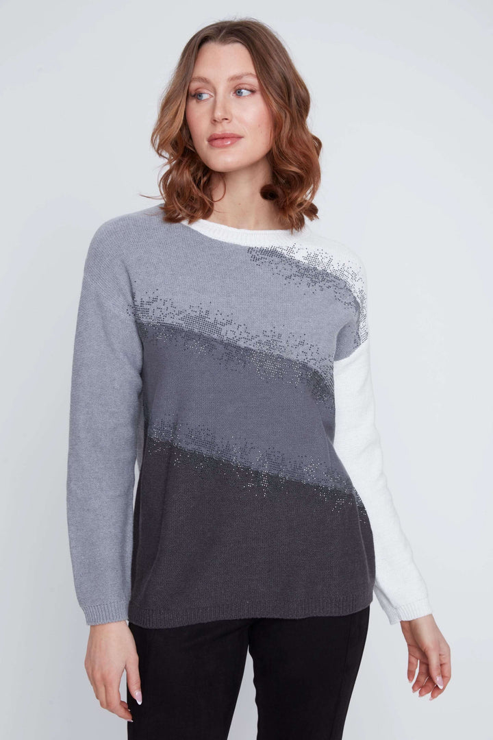 Femme portant un chandail avec dégradés, manches longues et détails scintillants, coupe droite. Idéal pour un look chic et décontracté.