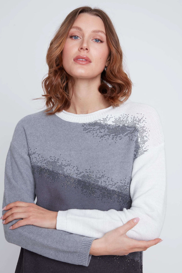 Femme portant un chandail avec dégradés à manches longues et détails scintillants, coupe droite pour un style chic et décontracté.