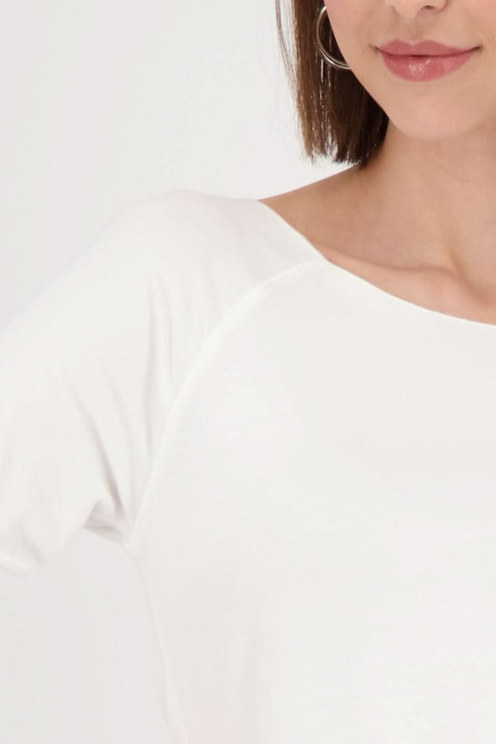 Chandail basique à manches longues avec col rond pour un look élégant et confortable.