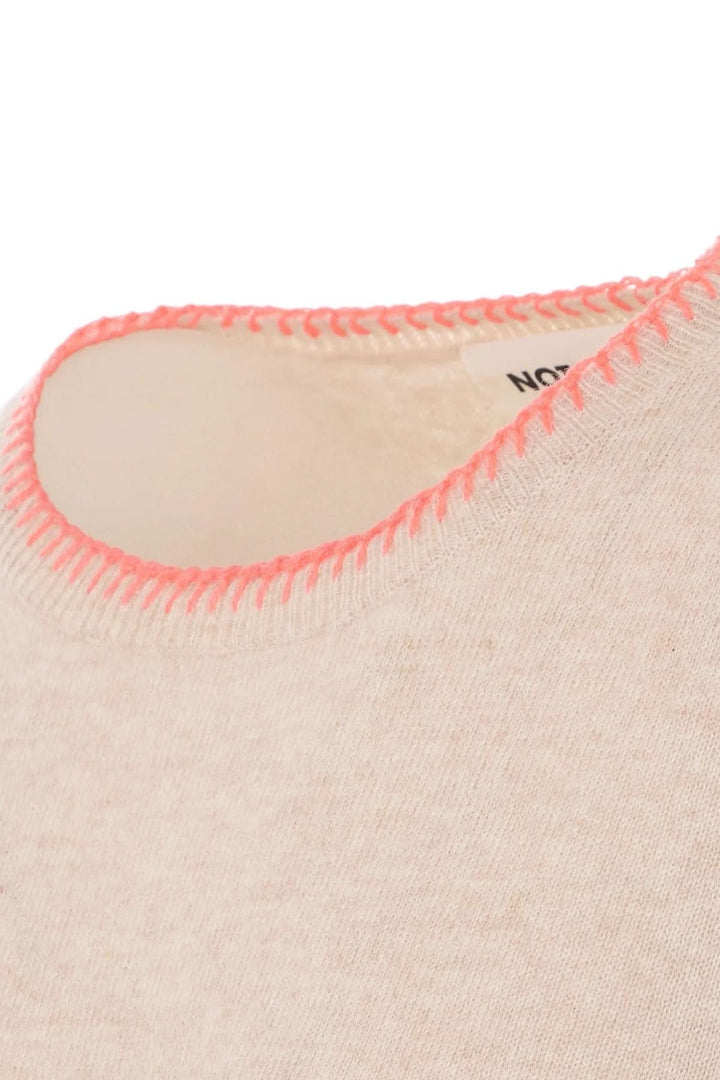 Détail encolure Chandail brodé Charlie avec finitions contrastantes et maille douce. Confort décontracté pour usage quotidien.