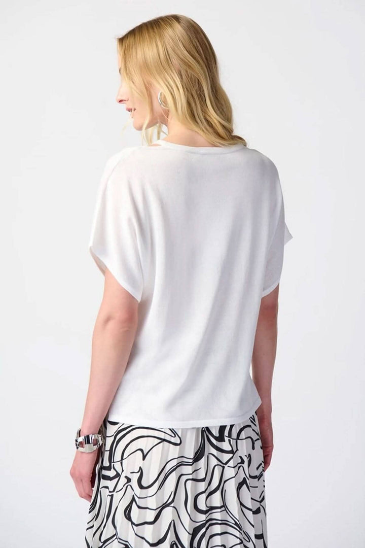 Femme portant un chandail col en V blanc avec manches courtes, aperçu de l&