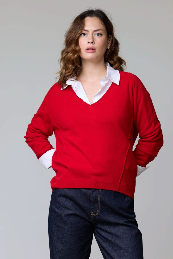 Chandail col en V classique rouge porté sur chemise blanche, coupe droite élégante, idéal pour un style polyvalent et raffiné.