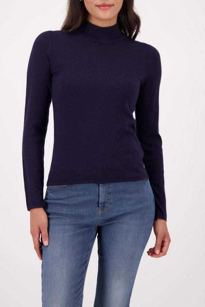 Chandail à col montant ajusté en tricot extensible pour un look élégant, manches longues, silhouette féminine, couleur bleue.