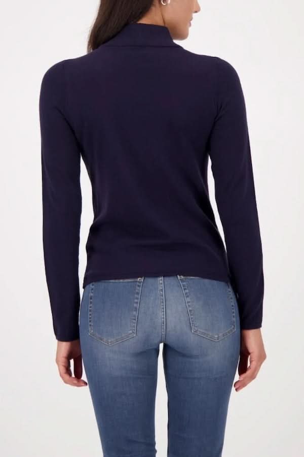 Femme portant un chandail à col montant ajusté en tricot extensible bleu marine avec manches longues, vue de dos.