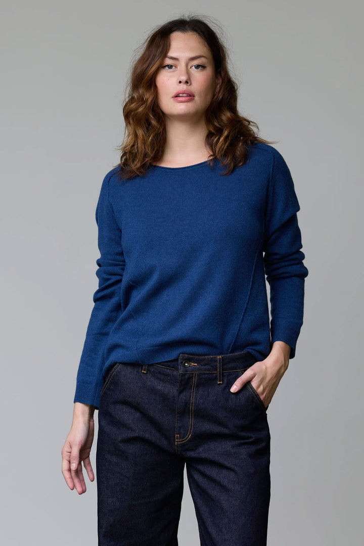 Chandail à col rond bleu marine, coupe classique, porté par un modèle, style décontracté avec jean, élégant et confortable.
