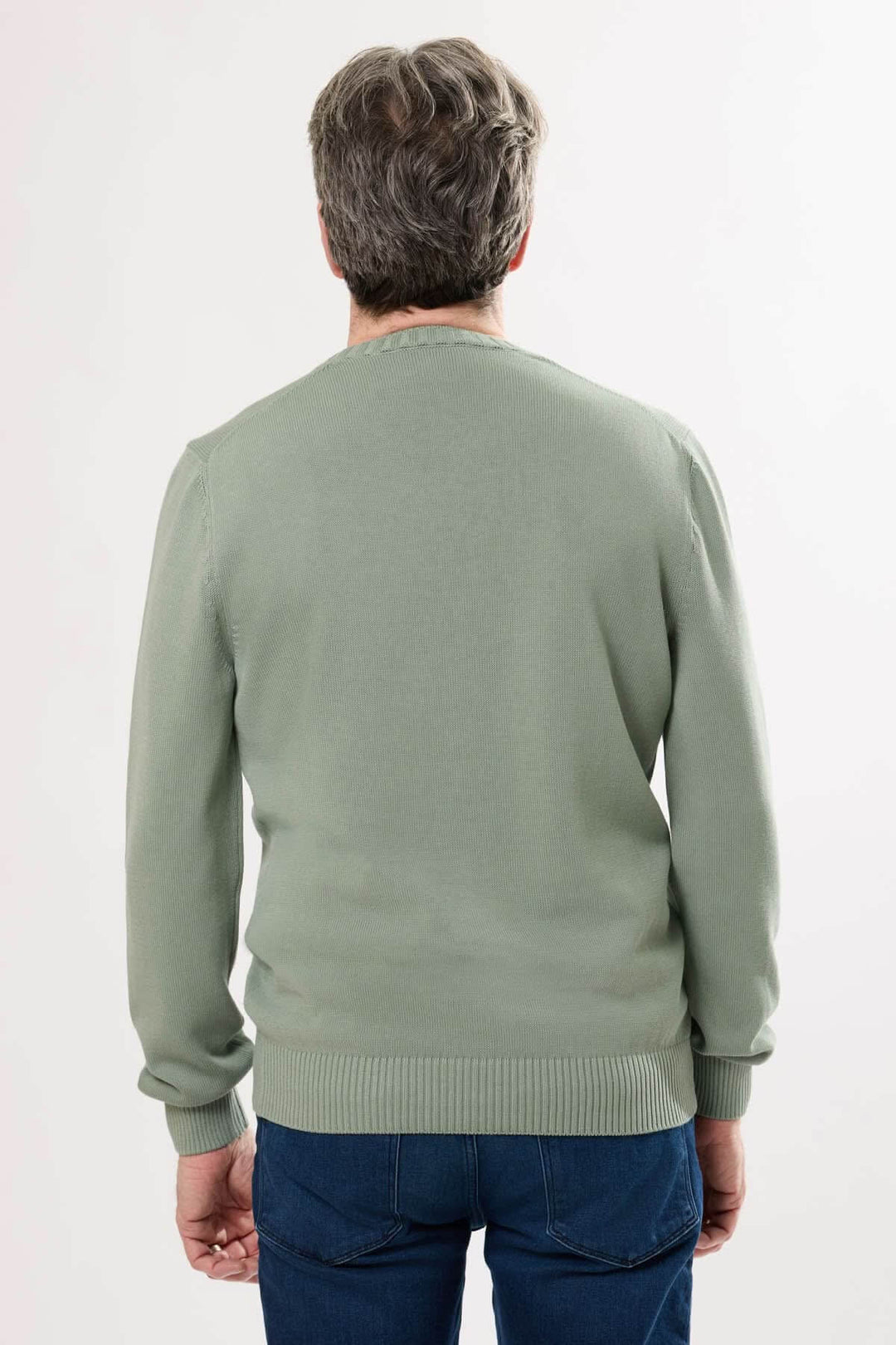 Homme portant un chandail à col rond vert, vue arrière, décontracté et confortable pour le mi-saison.