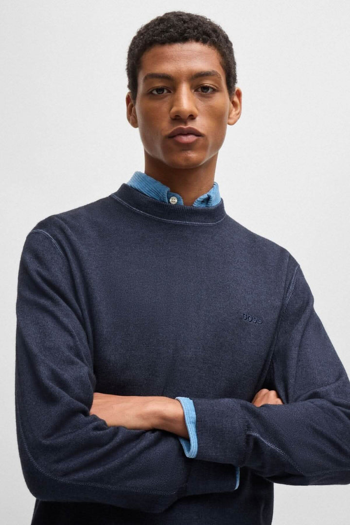 Chandail col rond en laine, coupe régulière, logo BOSS, porté par un homme, style décontracté et élégant.