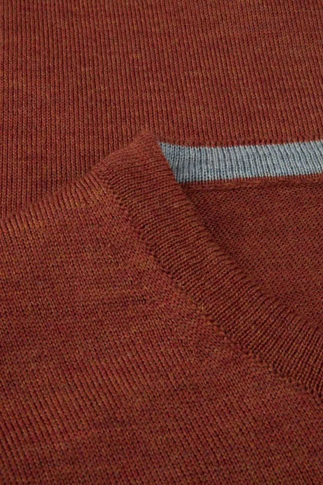 Chandail col rond en laine mérinos avec coudes contrastants en maille fine, montrant les finitions côtelées et coudières grises.