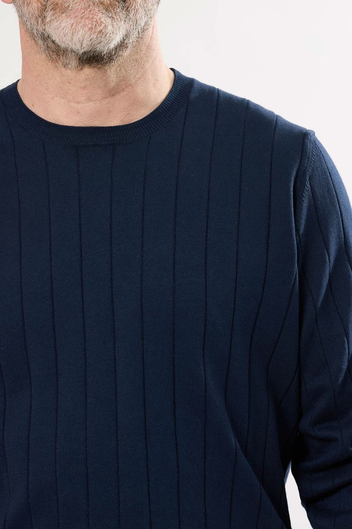 Chandail à col rond en tricot texturé avec rayures verticales, couleur bleue, coupe droite et confort moderne.