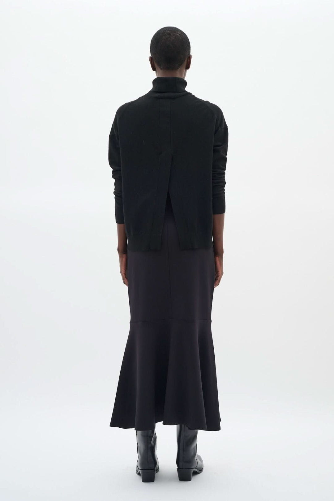 Person wearing Chandail à col roulé coupe décontractée Glea, vue de dos, avec longues manches et finition biaisée, style chic minimaliste.