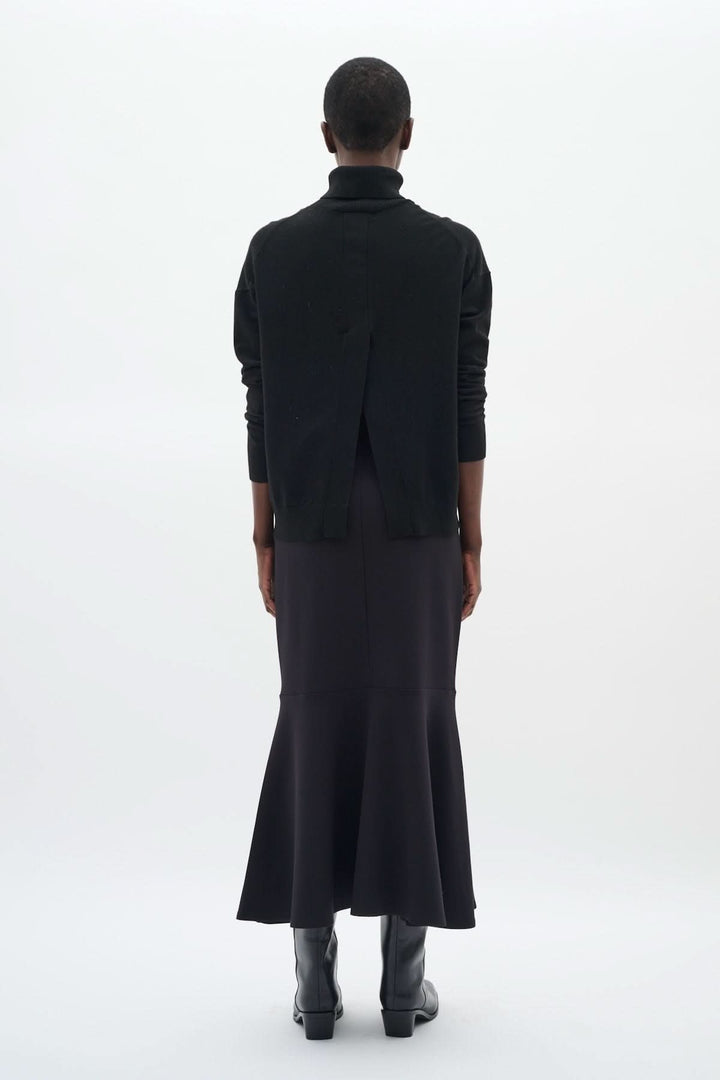 Person wearing Chandail à col roulé coupe décontractée Glea, vue de dos, avec longues manches et finition biaisée, style chic minimaliste.