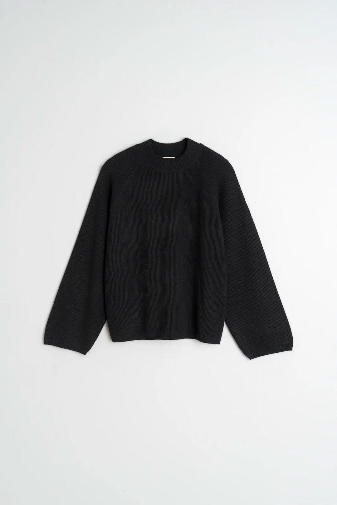 Chandail côtelé en maille fine noir, coupe ample, col rond et manches longues. Idéal pour un look chic et décontracté.