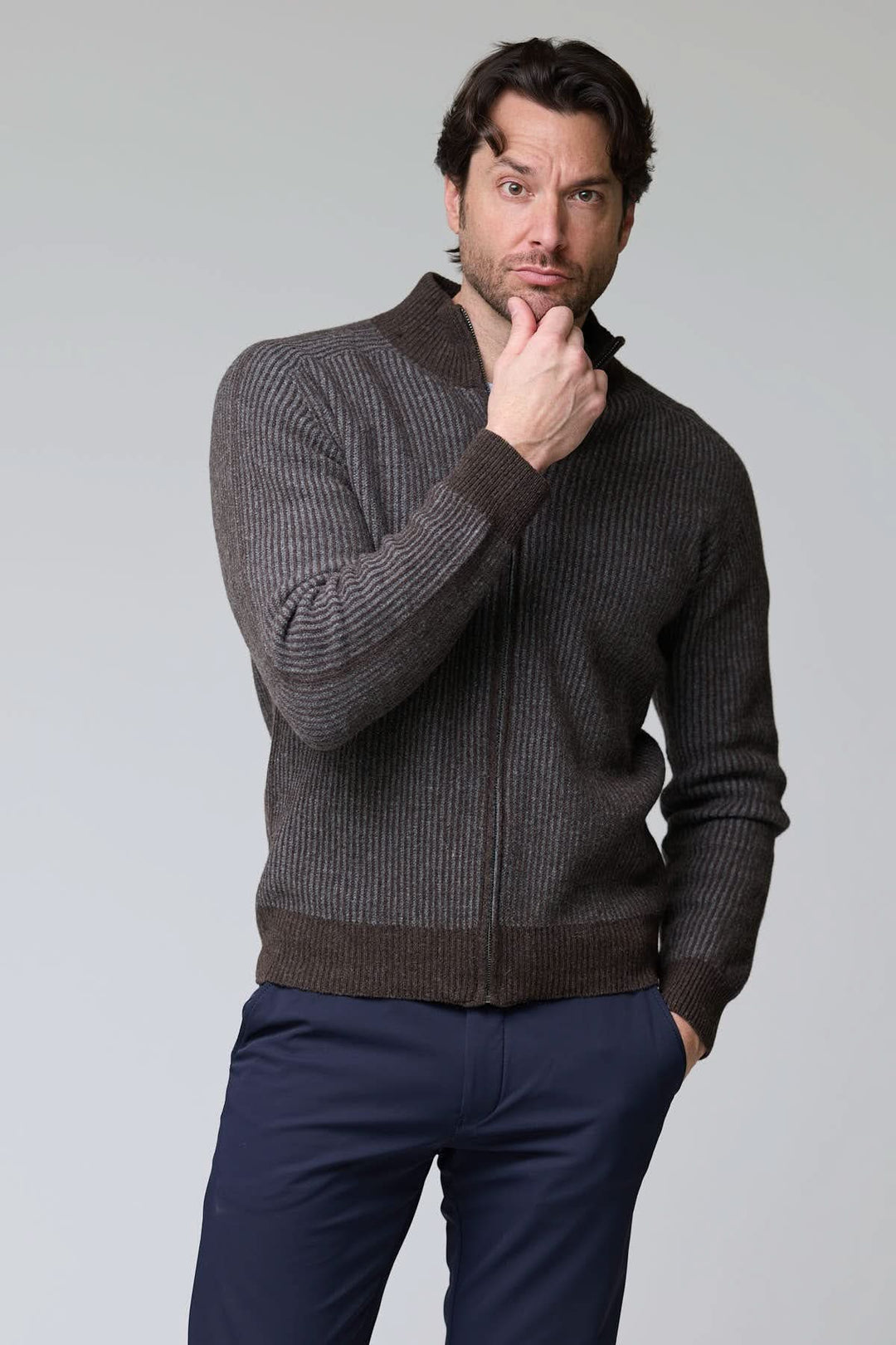 Homme portant un chandail à demi-glissière torsadé en laine mérinos, couleur marron, avec motif élégant et poches latérales.