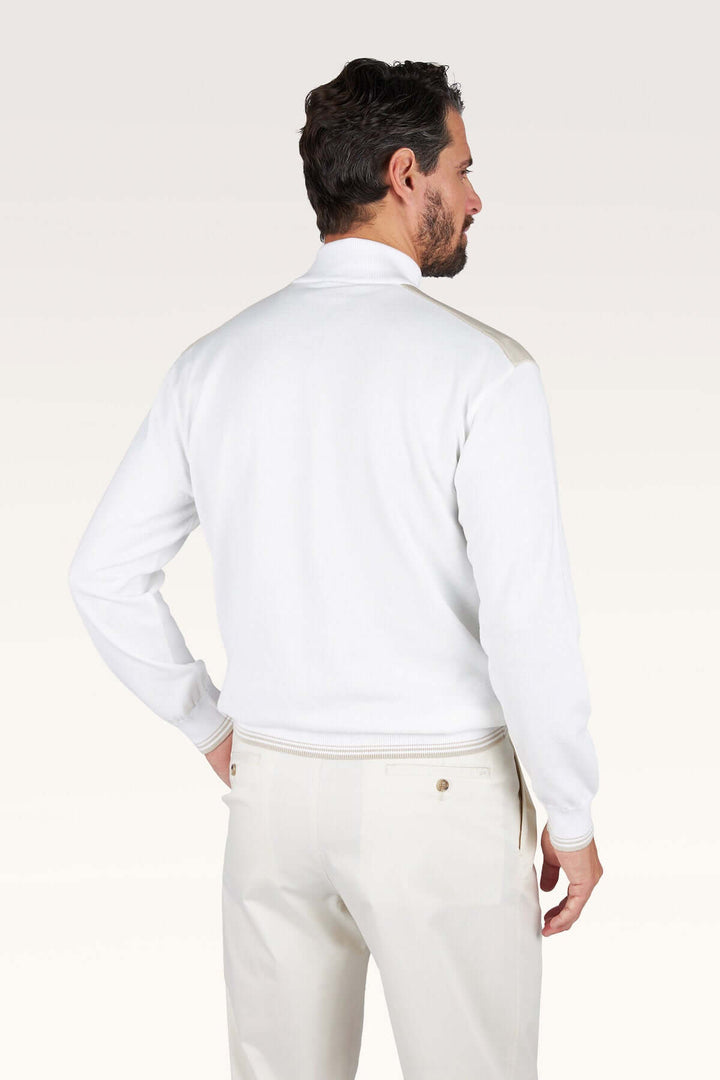 Homme portant un chandail à demi-zip blanc de dos, affichant un style décontracté chic et une coupe droite confortable.