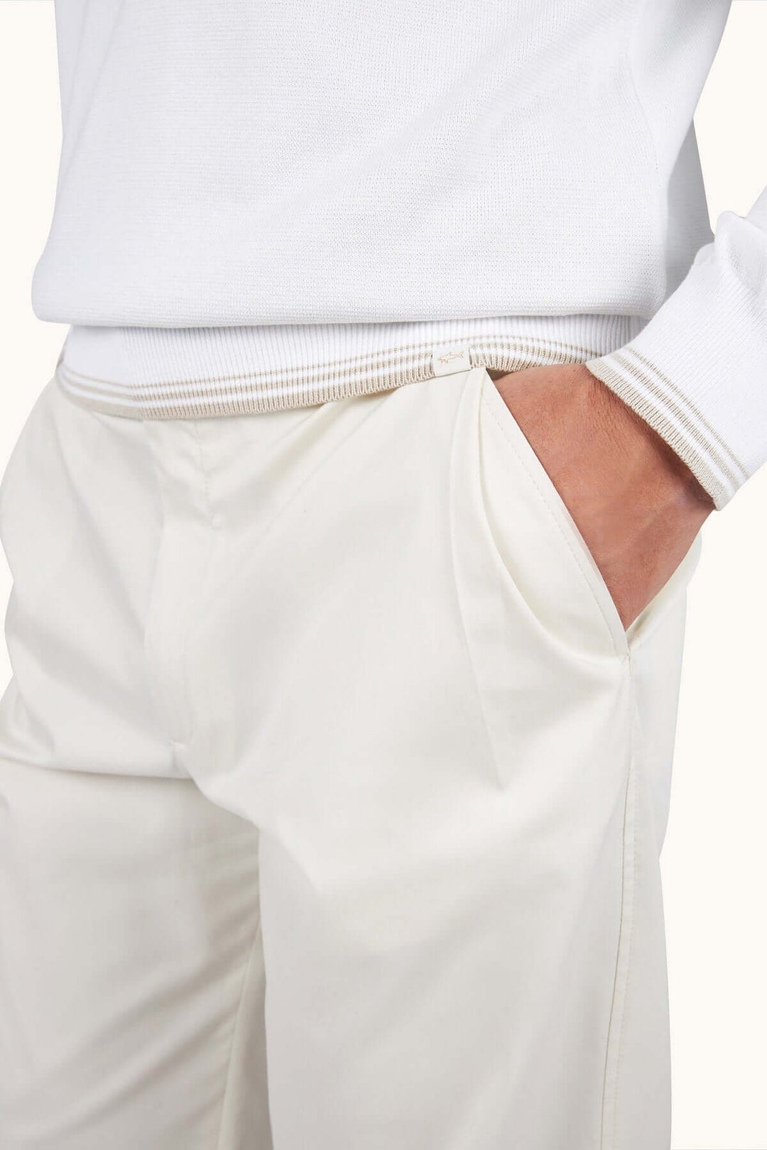 Chandail à demi-zip blanc élégant, coupe droite, idéal pour un style décontracté chic, portant confortablement avec un pantalon clair.