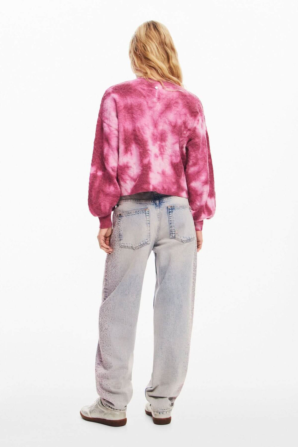 Chandail délavé à manches longues de couleur rose avec jeans, look décontracté et tendance.