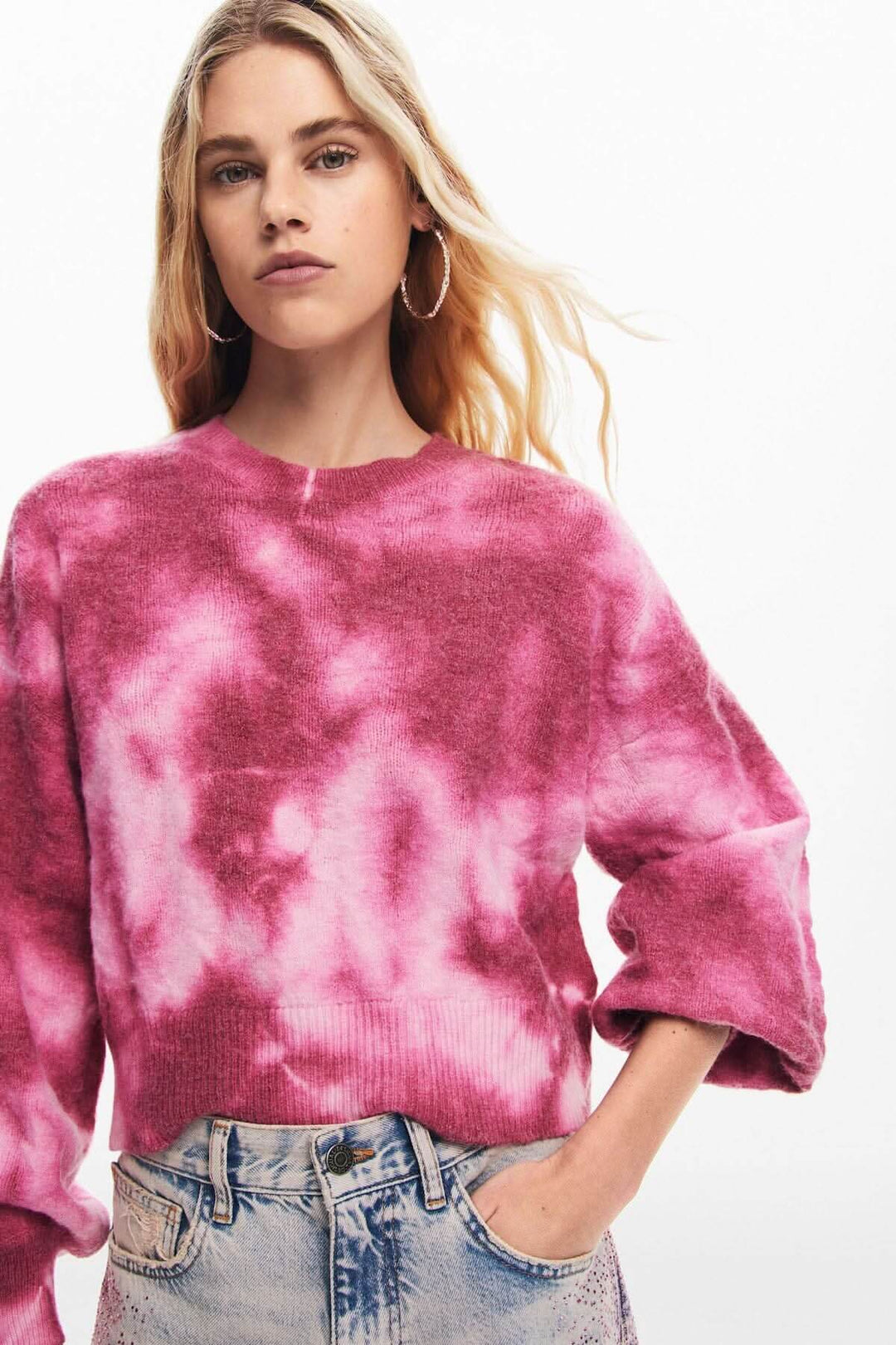Chandail délavé à manches longues rose avec un col rond et une coupe ample, parfait pour un look décontracté.