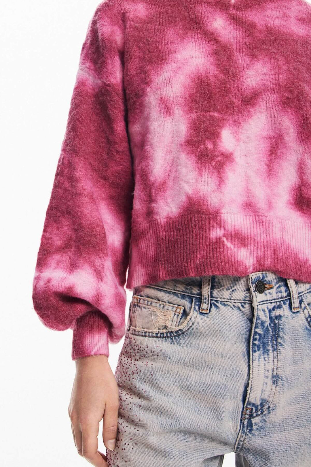 Chandail délavé en rose, à manches longues et col rond, porté avec un jean en denim pour un look décontracté.
