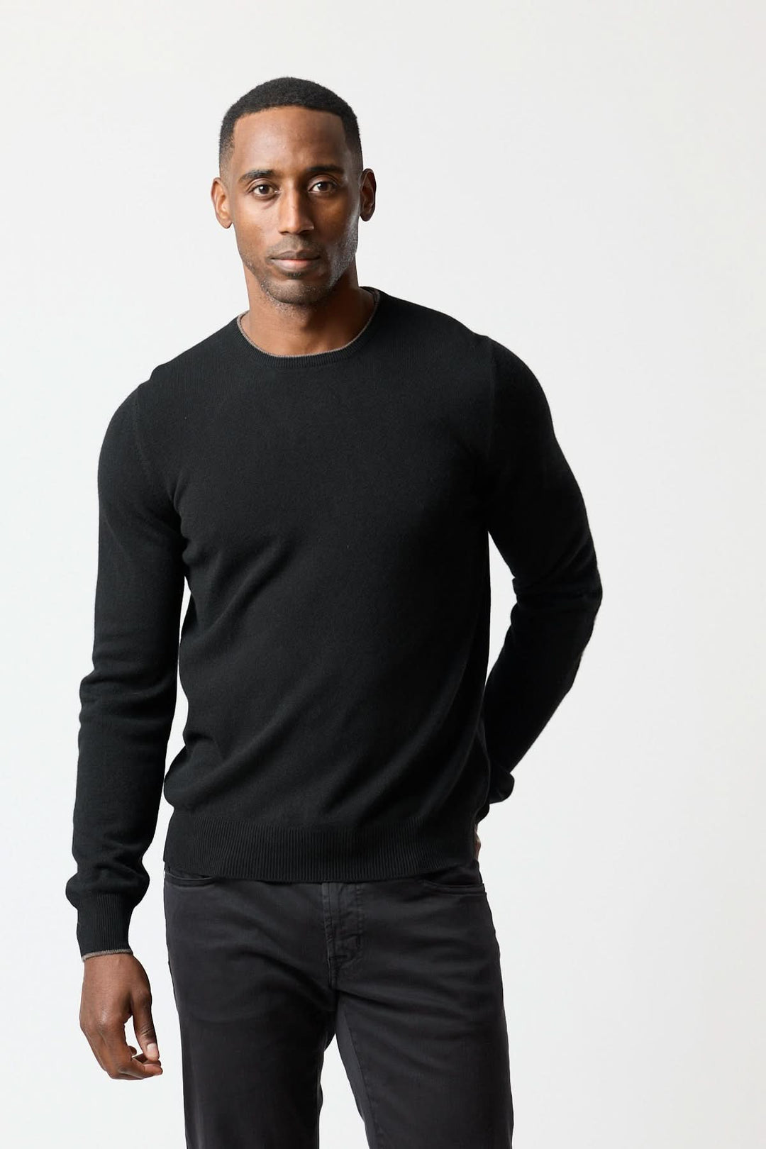 Homme portant un chandail en laine vierge et cachemire noir, style élégant et sophistiqué
