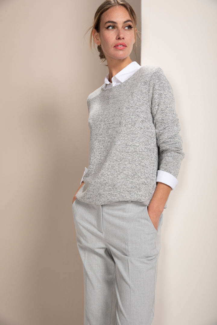 Chandail en maille douce gris chiné porté par un mannequin, style quotidien et ajustement confortable avec cordon à l'ourlet.