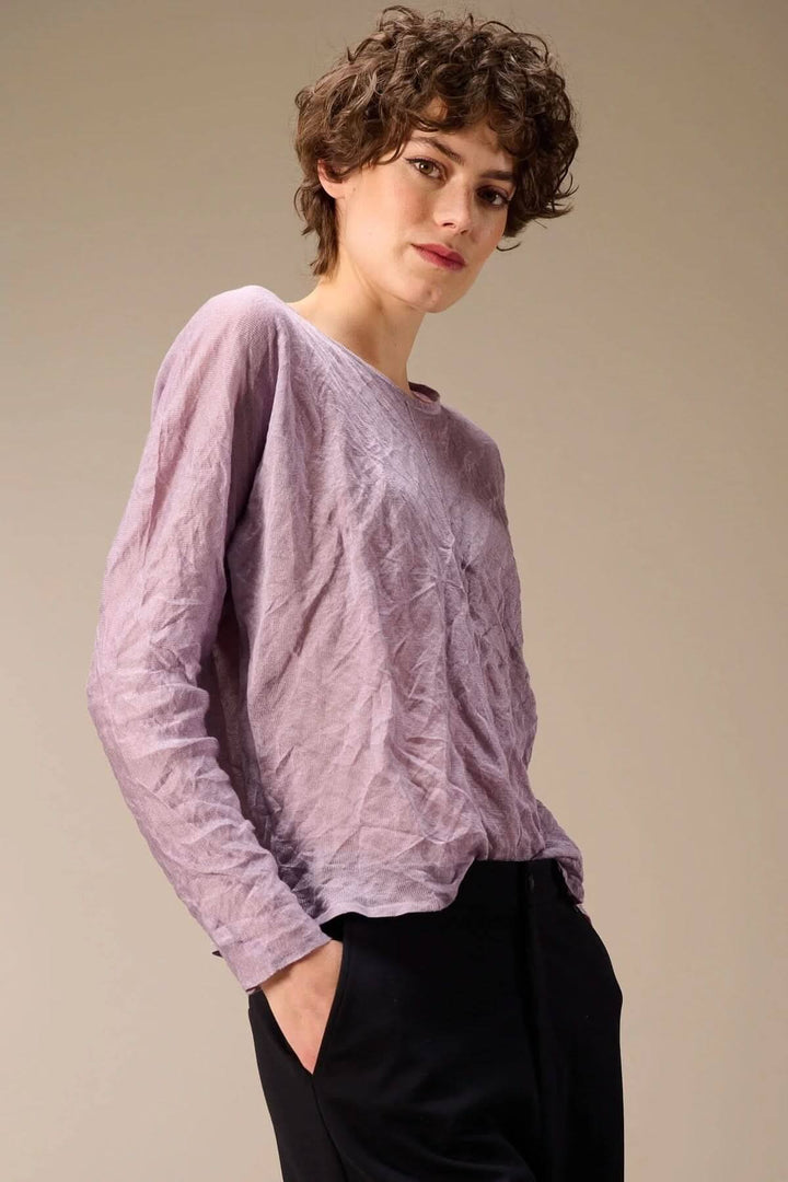 Chandail en maille fine violet avec texture froissée, coupe droite, encolure ronde porté par une femme pour un style moderne.