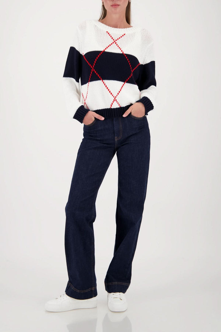 Femme portant un chandail en maille à motif géométrique et un jean, idéal pour une tenue moderne et confortable.