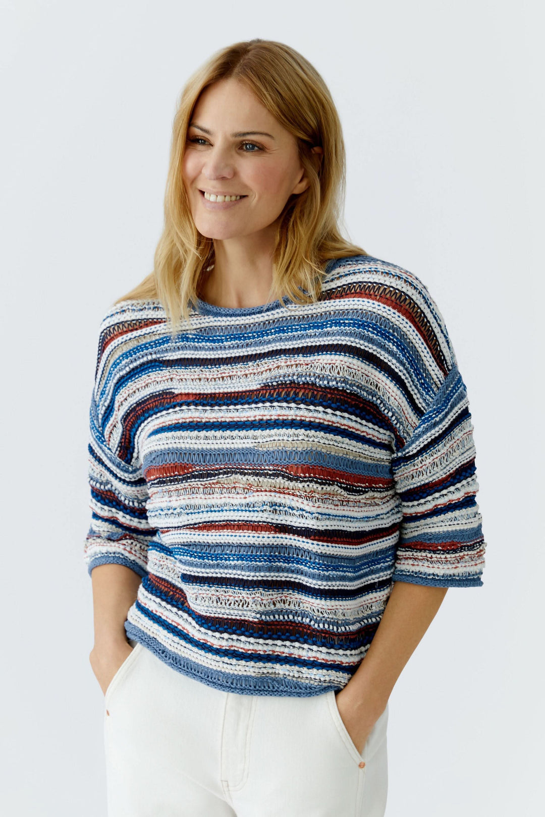Chandail en maille multicolore à manches trois-quarts, motif rayé, idéale pour look décontracté-chic.