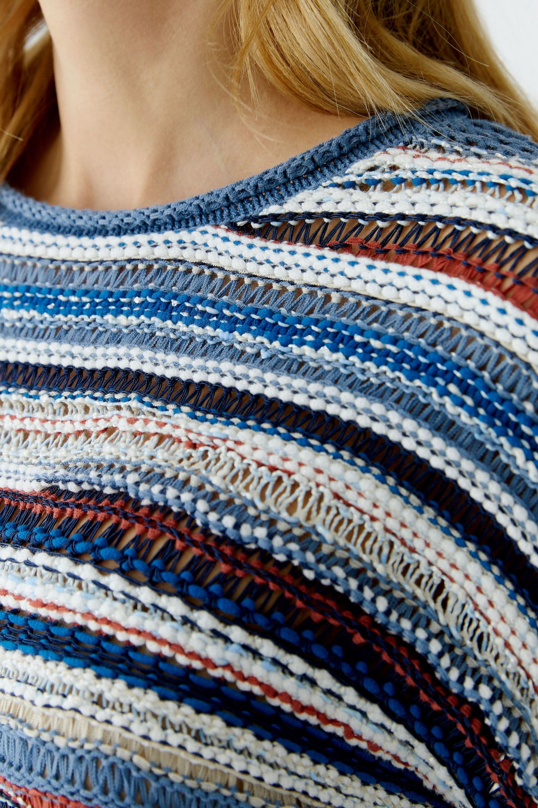 Chandail en maille multicolore à manches trois-quarts avec motif rayé pour un look décontracté-chic.