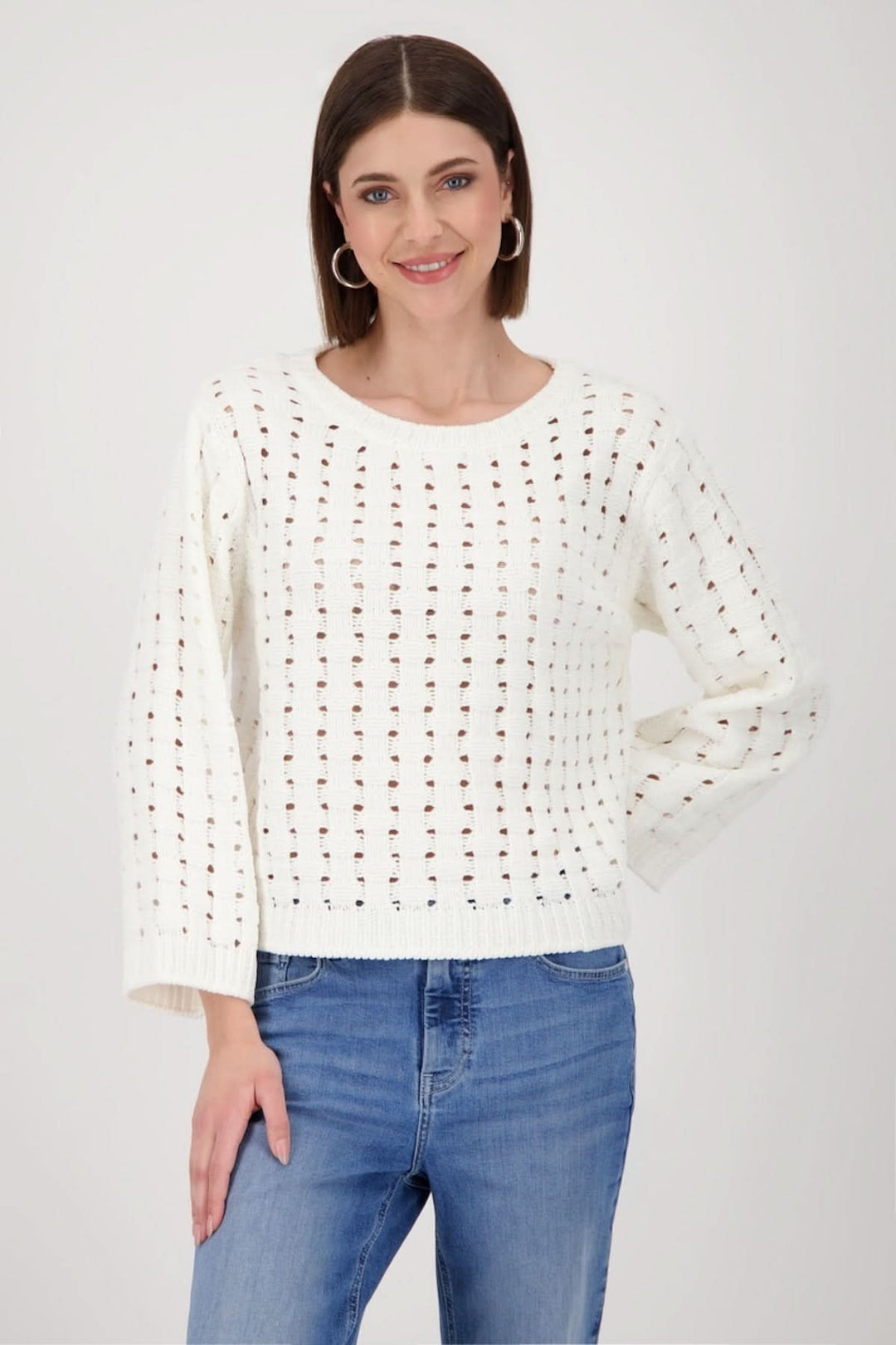 Chandail en tricot ajouré blanc, texture légère, coupe droite, encolure ronde, style décontracté et féminin.