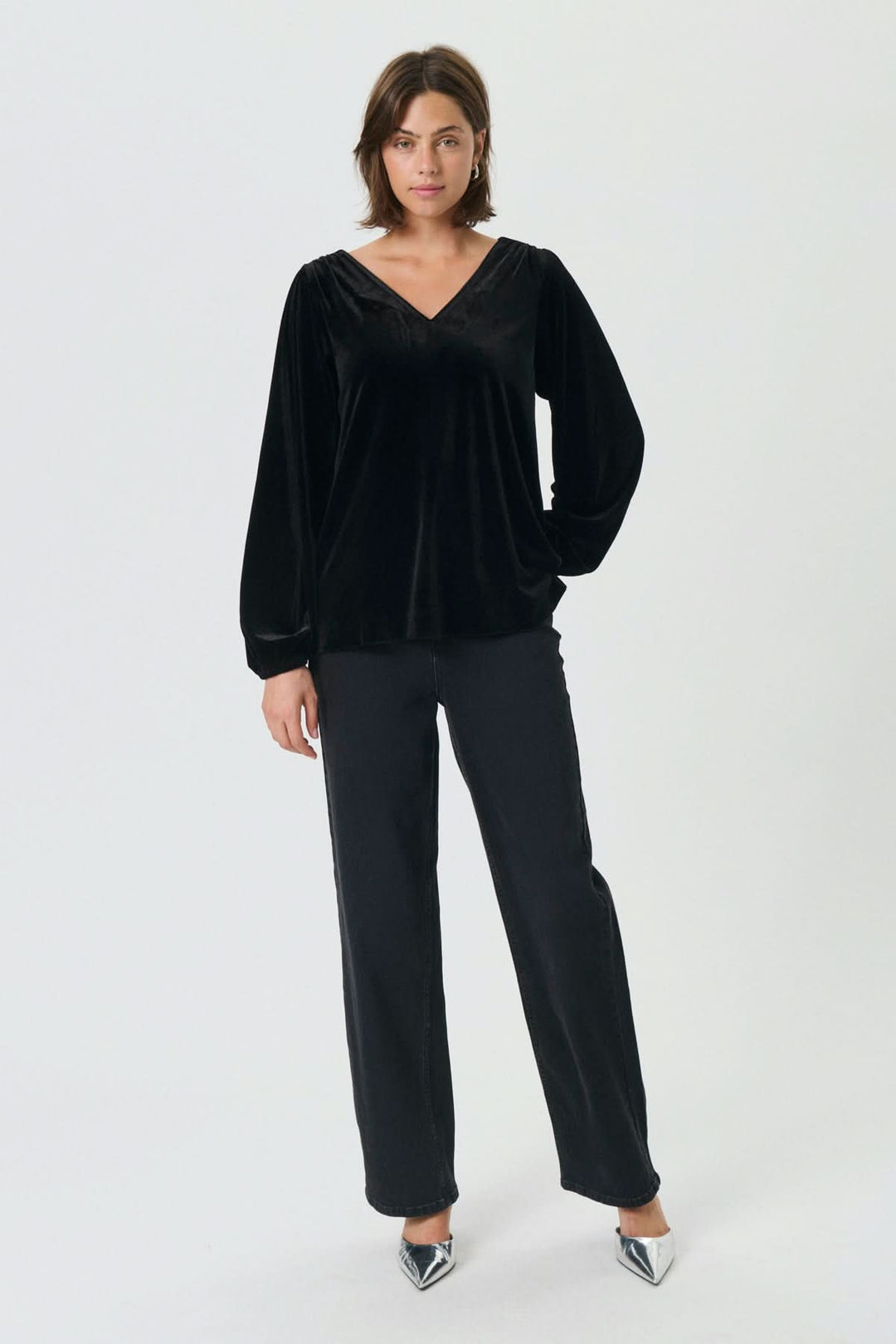 Chandail en velours Madis noir avec encolure en V et manches bouffantes, style chic et élégant pour soirée ou bureau.