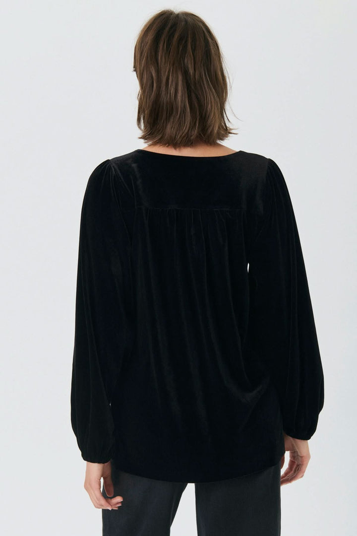 Vue arrière du chandail en velours Madis noir avec manches longues bouffantes, encolure en V, et coupe fluide. Décris moi le produit.