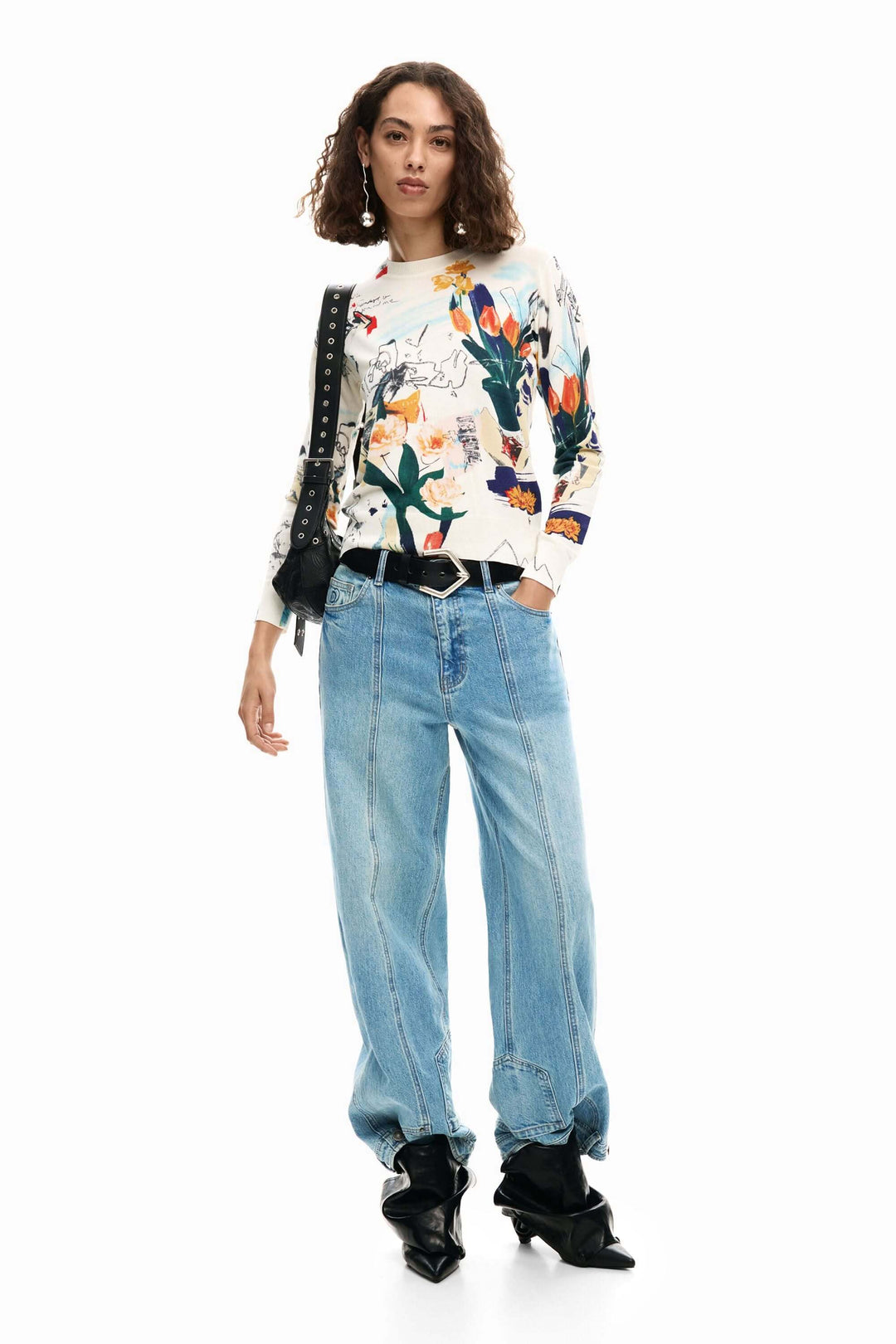 Chandail fin avec plantes, manches longues, motif artistique, coupe ajustée, femme portant jeans décontractés.