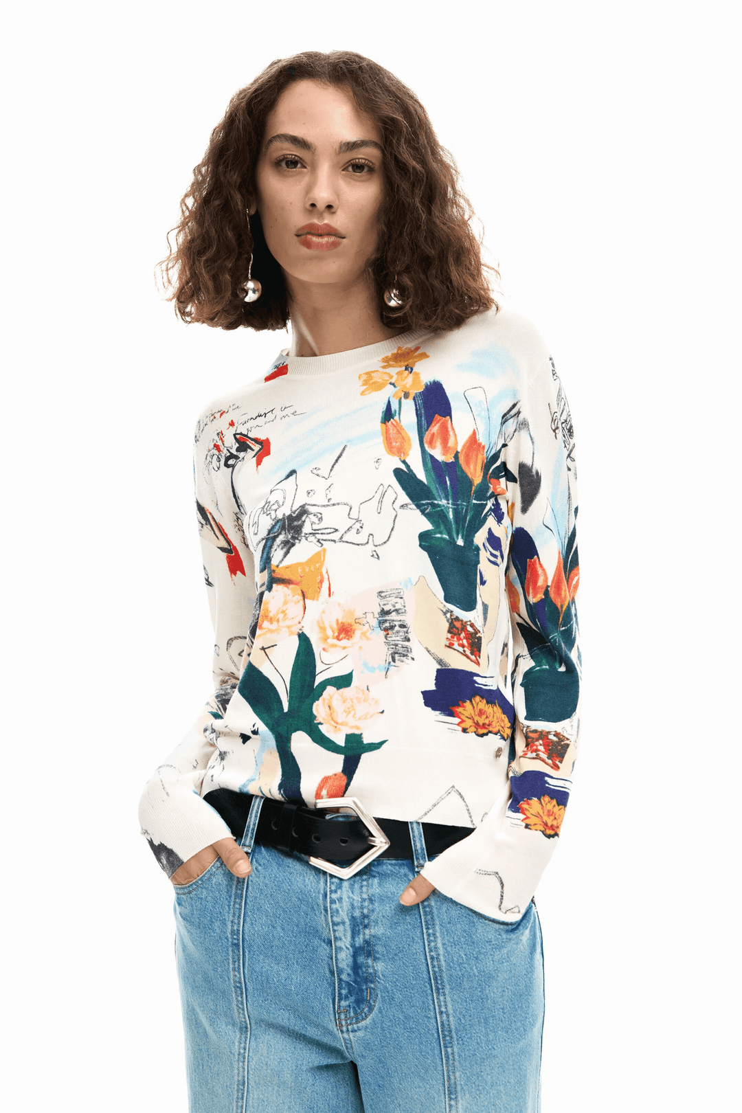 Chandail fin avec plantes, motif artistique, manches longues, coupe ajustée, femme portant un chandail à encolure ronde.